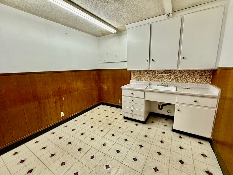 More Photos Of 6513 Whittier Blvd, Los Angeles Medical For Sale