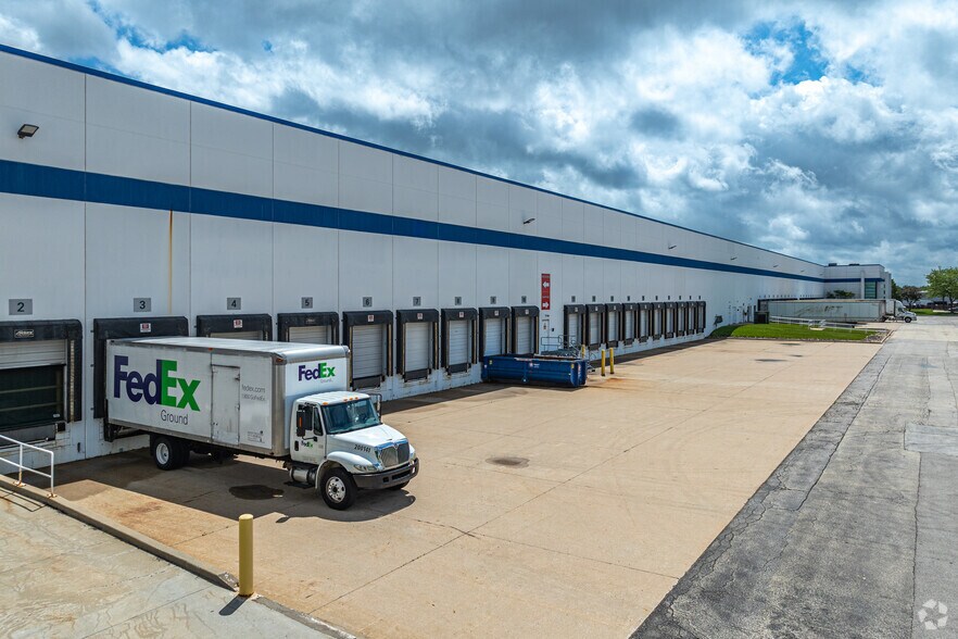 More Photos Of 2 Gateway Ct, Bolingbrook Distribution For Lease