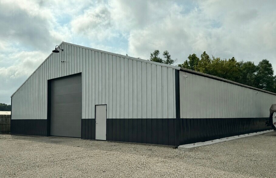 More Photos Of 406 Platt St, Genoa City Warehouse For Lease