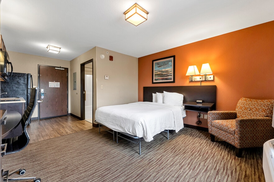 More Photos Of 975 Sheffield St, Washington Hotel For Sale