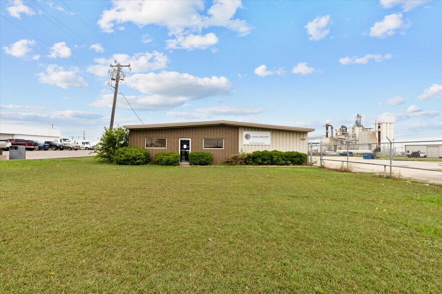 More Photos Of 2305 N Main St, Cleburne Flex For Sale