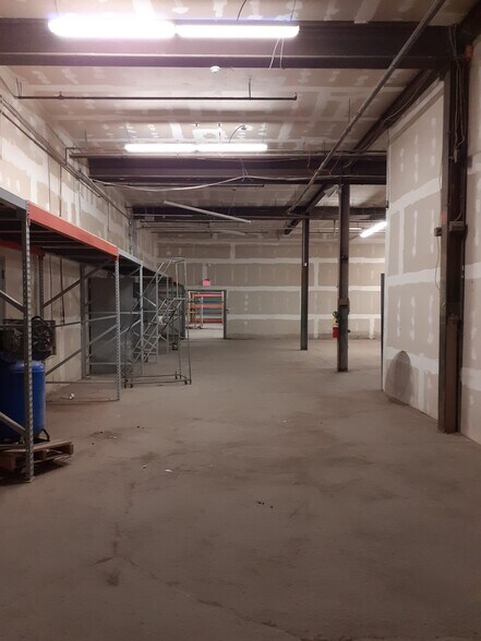 More Photos Of 20 Industrial Pl, Middletown Manufacturing For Lease