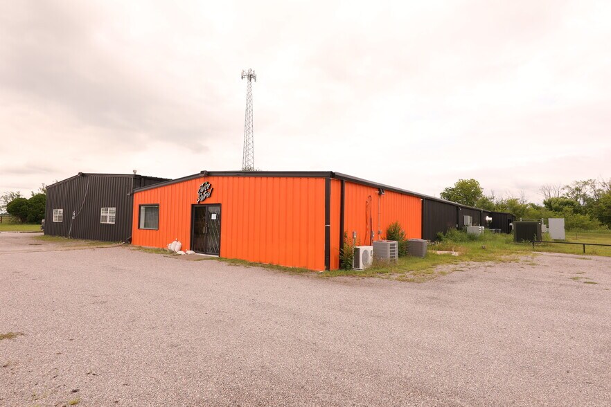 More Photos Of 700 N Main St, Lexington Warehouse For Lease