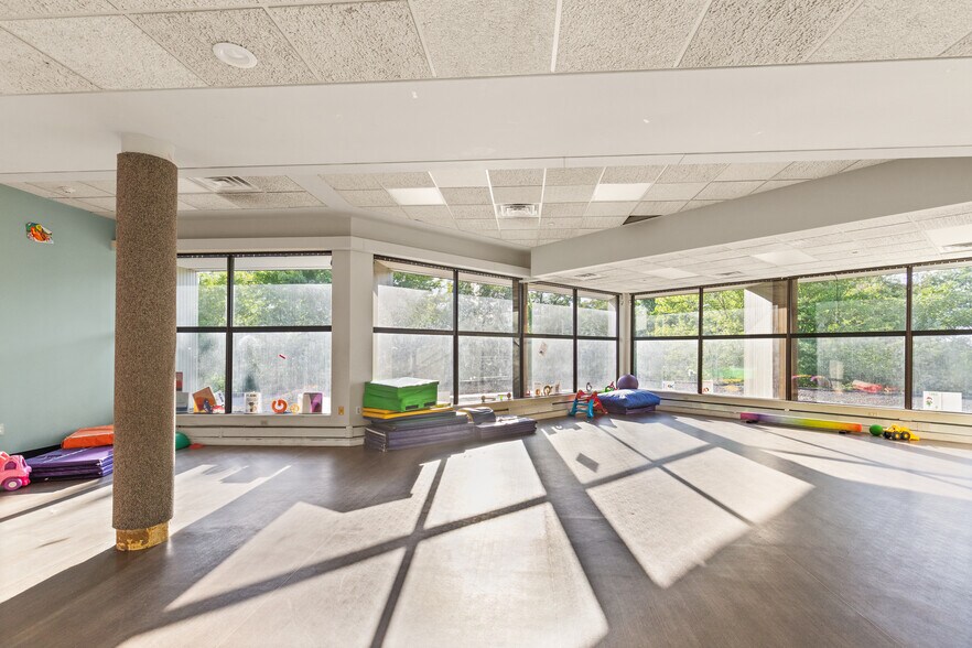 More Photos Of 55 Tozer Rd, Beverly Office For Lease