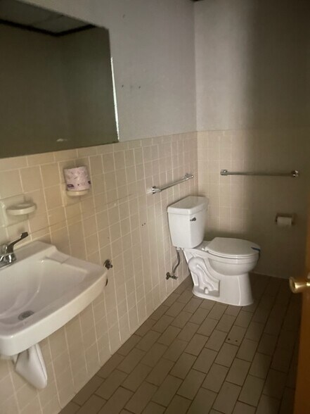 More Photos Of 446 Edwards Ave, Calverton Flex For Lease