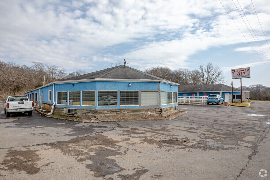 Primary Photo Of 1805 Highway 231 S, Bethpage Hotel For Sale