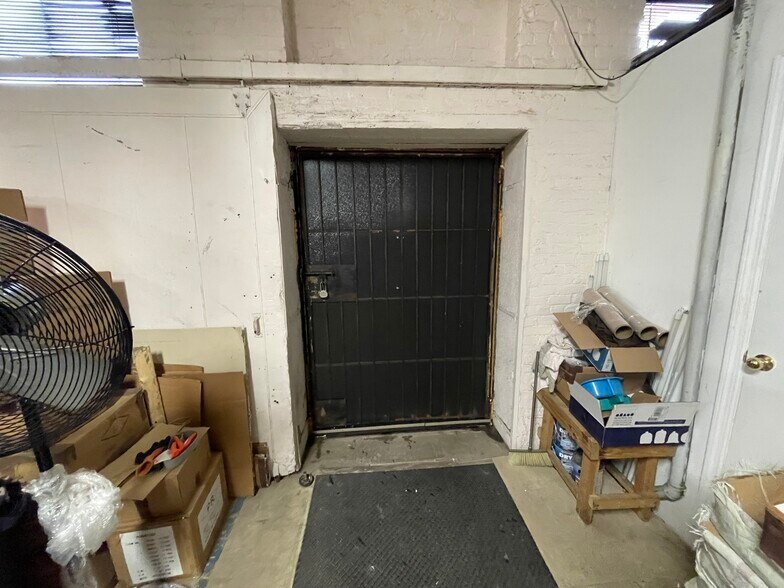 More Photos Of 431 Southern Blvd, Bronx Warehouse For Lease