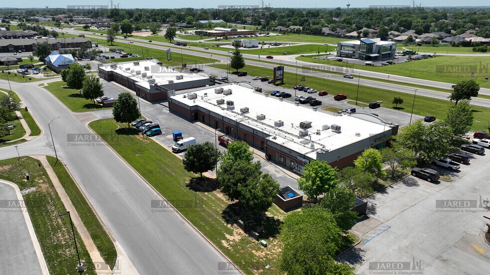 More Photos Of 701-703 N McCroskey St, Nixa Unknown For Lease