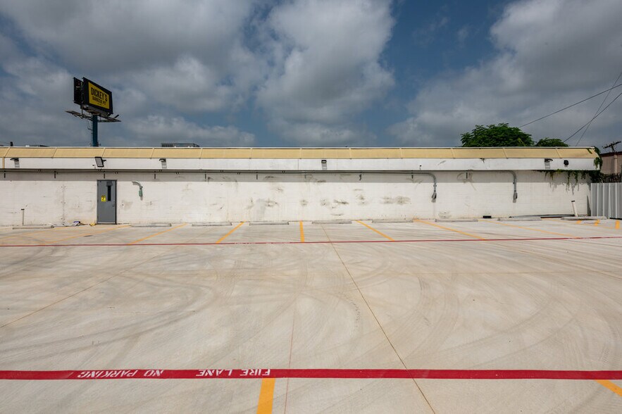 More Photos Of 1600 N Interstate 35 E, Lancaster Storefront Retail Office For Lease