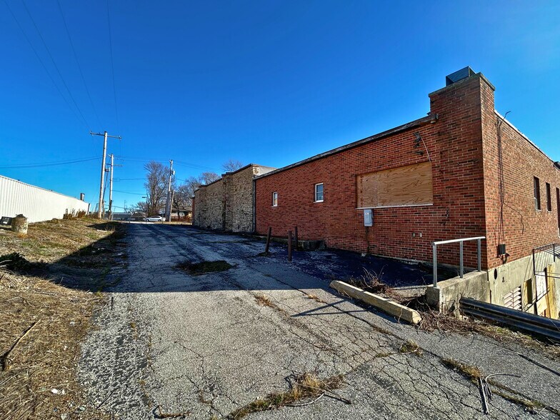 More Photos Of 3516 Blue Ridge Cutoff, Kansas City Flex For Sale