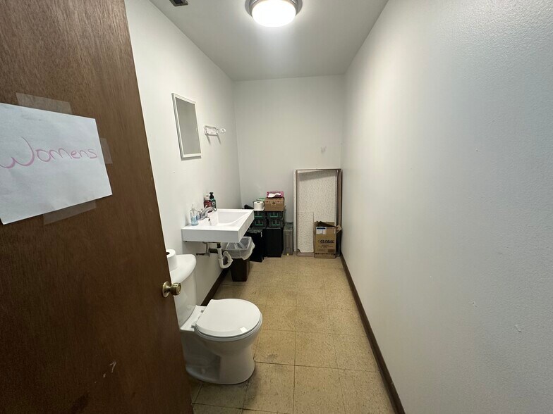 More Photos Of 2029 Plymouth Ave, Waterloo Flex For Sale