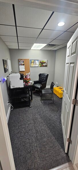 More Photos Of 400-460 Fame Rd, Dayton Light Distribution For Lease