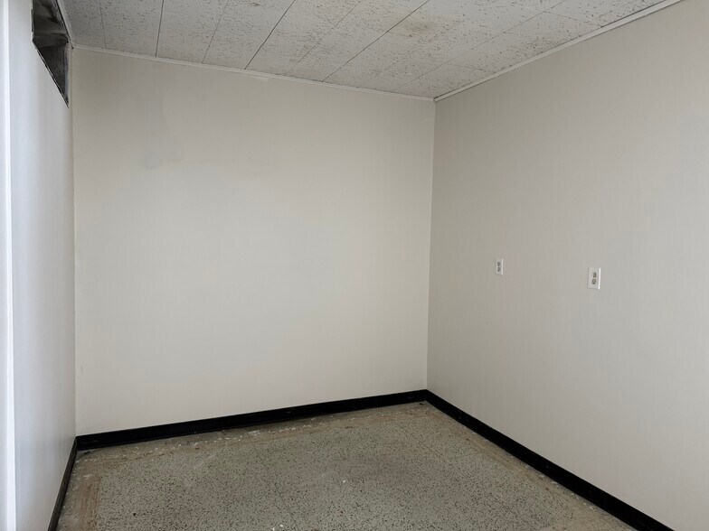 More Photos Of 121 N Lafayette Ave, Marshall Flex For Sale