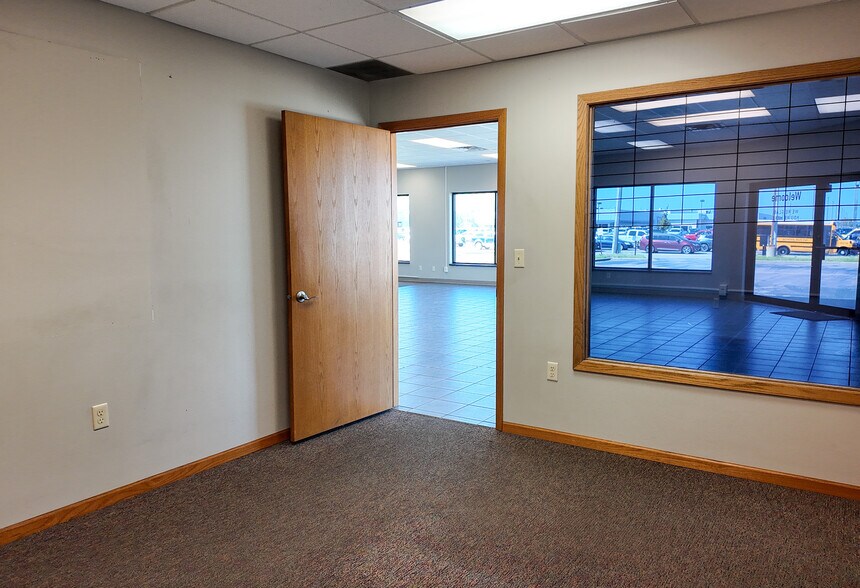 More Photos Of 4201 W 12th St, Sioux Falls Flex For Lease