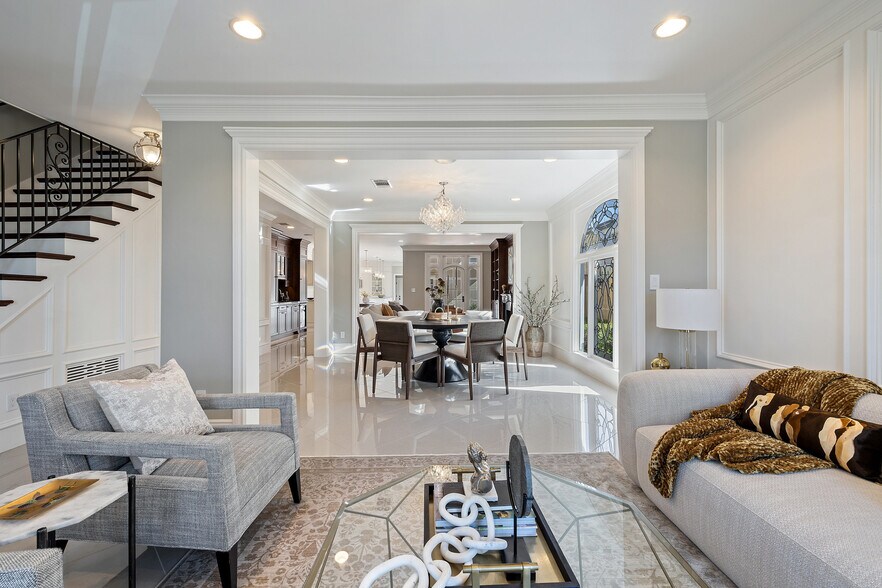 More Photos Of 1810 W 35th St, Austin Specialty For Sale