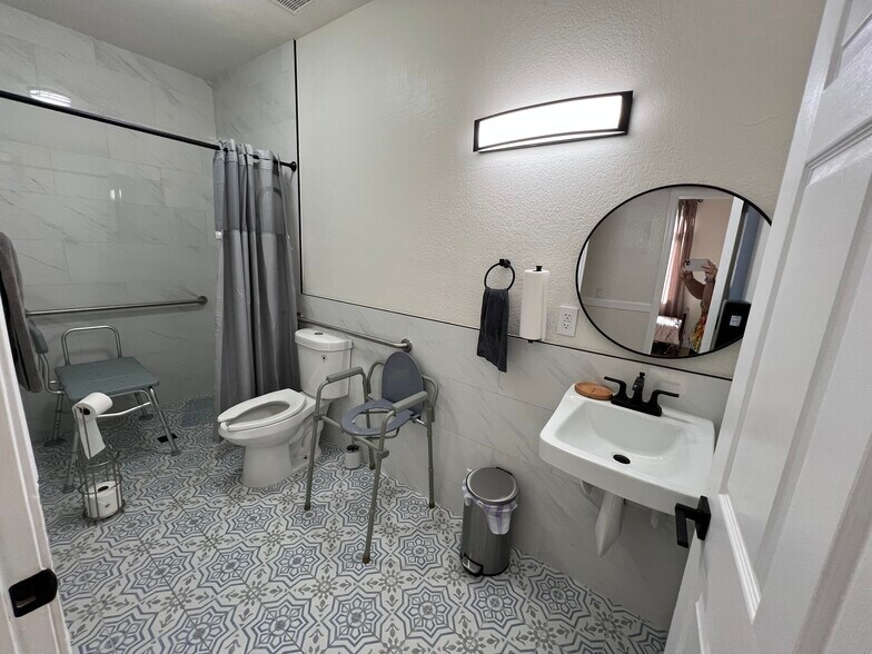 More Photos Of 21428 N 55th Ave, Glendale Assisted Living For Lease