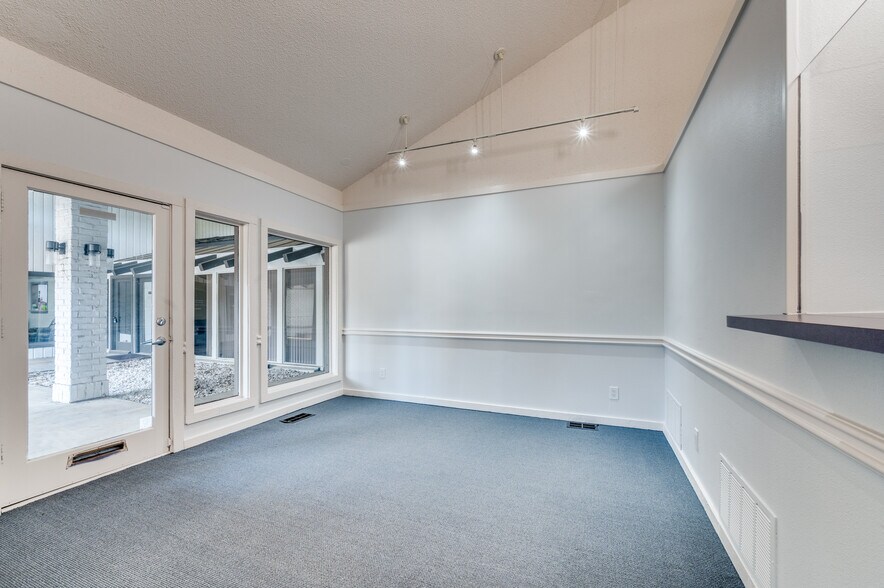 More Photos Of 1725 Cimarron Trl, Hurst Medical For Lease