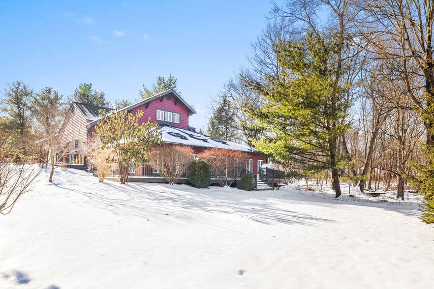 More Photos Of 37 Patricia Dr, Pleasant Valley Specialty For Sale