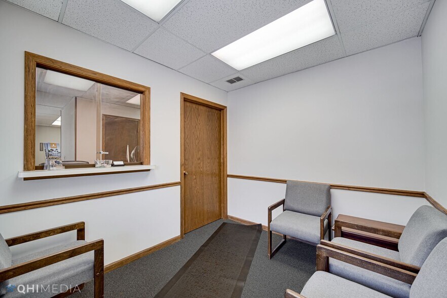 More Photos Of 6121 N Northwest Hwy, Chicago Office For Sale