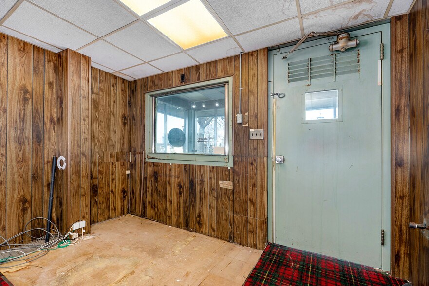 More Photos Of 532 E Walnut St, Springfield Freestanding For Sale