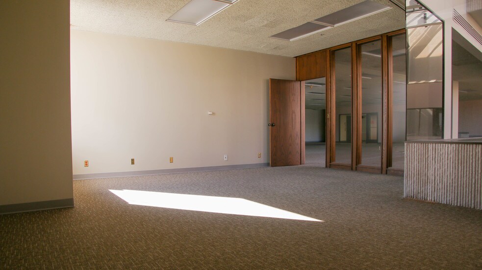 More Photos Of 501 15th St, Moline Office For Lease