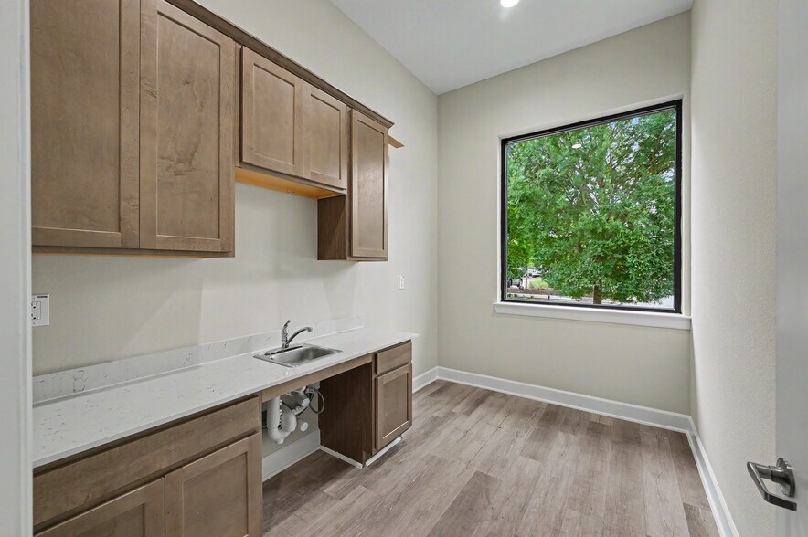 More Photos Of 625 Regal Row, Montgomery Medical For Lease