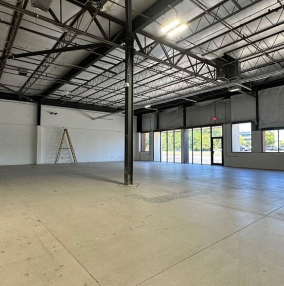 More Photos Of 422 Wards Corner Rd, Loveland Showroom For Lease