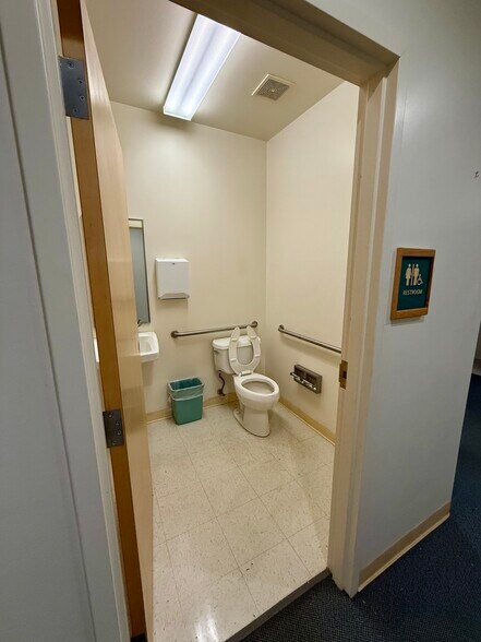 More Photos Of 2410 S Main St, Lindale Office For Sale