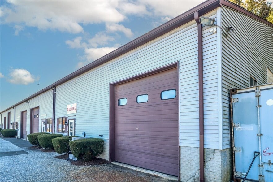 More Photos Of 50 S End Plz, New Milford Light Distribution For Sale