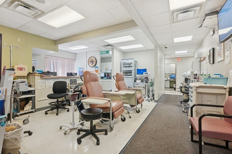 More Photos Of 2201-2211 Merrick Rd, Merrick Office Residential For Lease