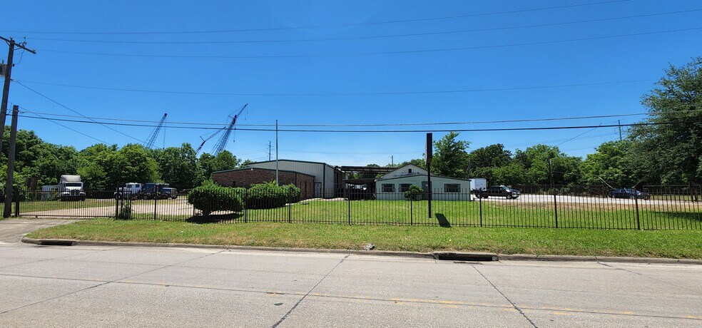 More Photos Of 7305 Julius Schepps Fwy, Dallas Warehouse For Sale