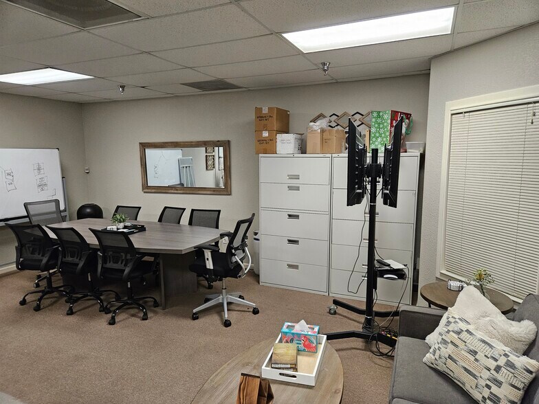 More Photos Of 448 Lincoln Blvd, Lincoln General Retail For Lease