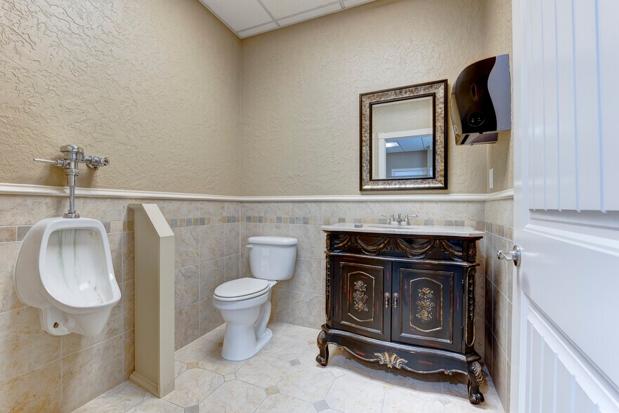 More Photos Of 11180 Cox Rd, Conroe Warehouse For Lease