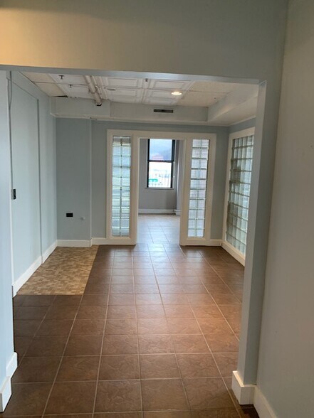 More Photos Of 103 E State St, Mason City Office For Lease