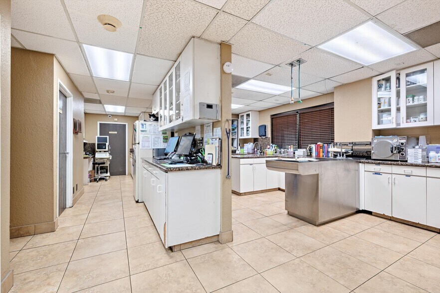 More Photos Of 23945-23947 Newhall Ave, Santa Clarita General Retail For Sale