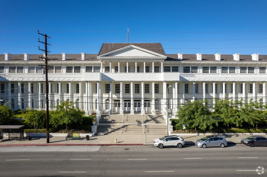 More Photos Of 20501 Ventura Blvd, Woodland Hills Office For Lease