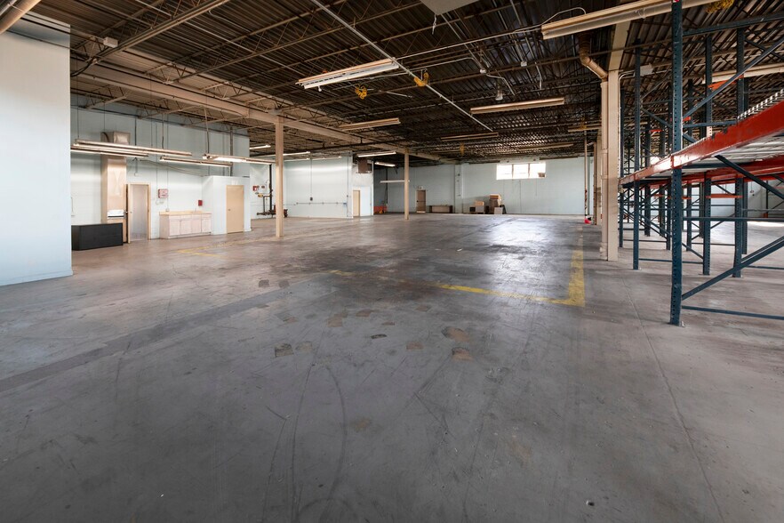 More Photos Of 820 Nicholas Blvd, Elk Grove Village Manufacturing For Lease