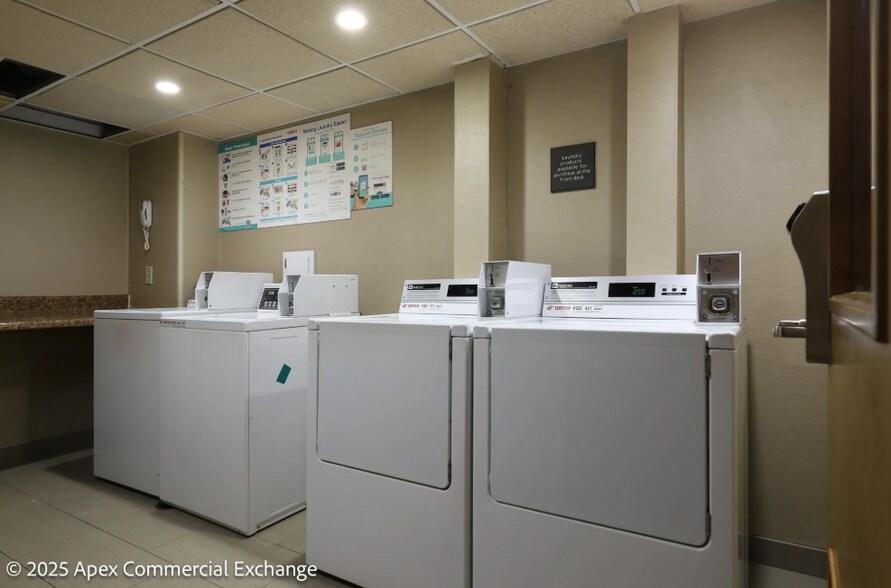 More Photos Of 525 N Canal Rd, Lansing Hotel For Sale