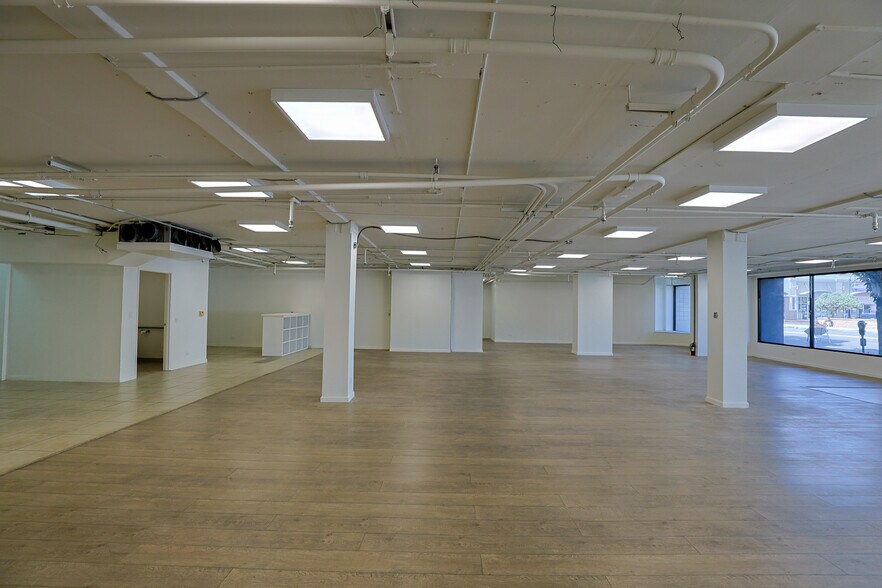 More Photos Of 2500-2512 Santa Monica Blvd, Santa Monica General Retail For Sale