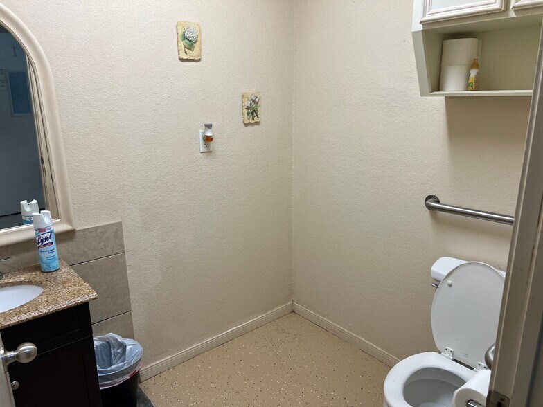 More Photos Of 628 E Veterans Memorial Blvd, Harker Heights Veterinarian Kennel For Sale