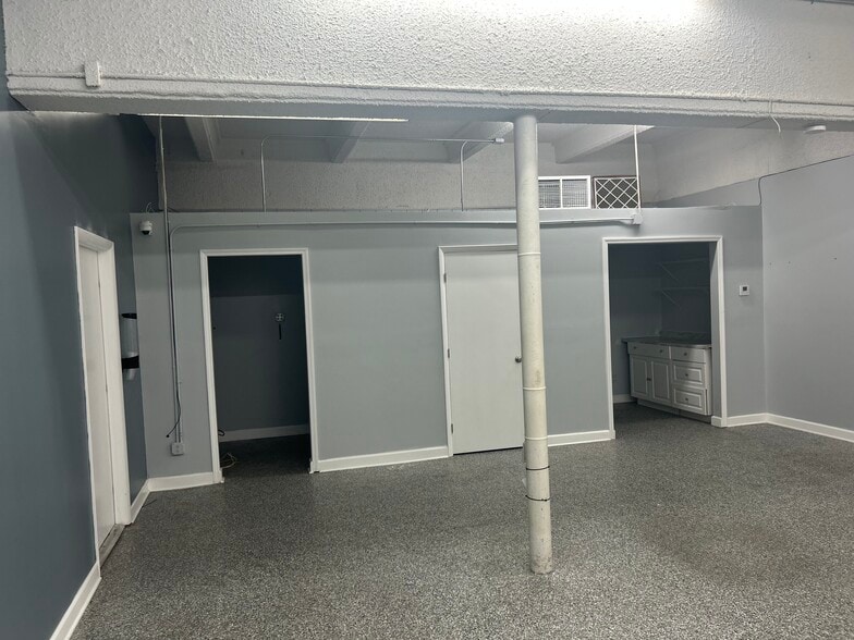 More Photos Of 2000 N Dixie Hwy, Hollywood Light Manufacturing For Sale