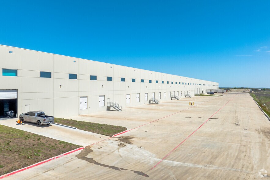 More Photos Of 611 N Stemmons Fwy, Sanger Warehouse For Lease