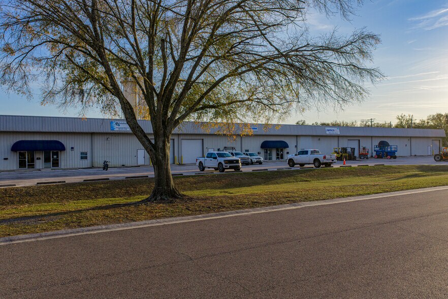 More Photos Of 2007 Wood Ct, Plant City Warehouse For Sale