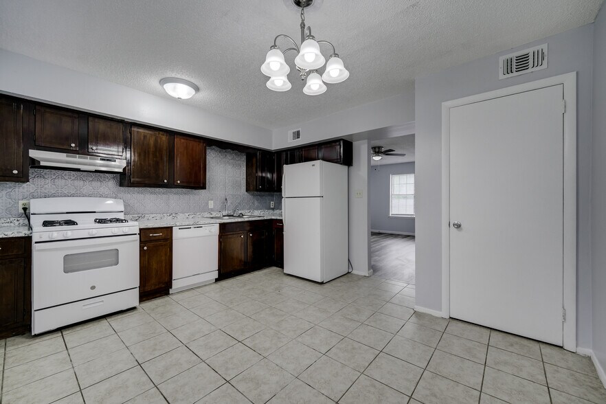 More Photos Of 1906 W Matthews Ave, Jonesboro Apartments For Sale