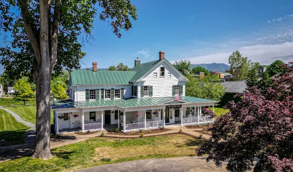 Primary Photo Of 120 N Hawksbill St, Luray Hotel For Sale