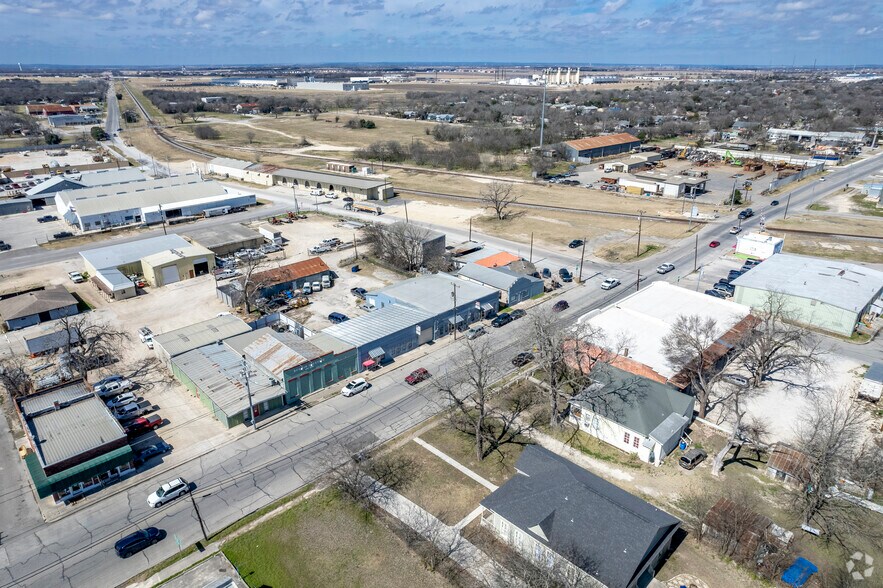 More Photos Of 1420 N Austin St, Seguin Office For Lease