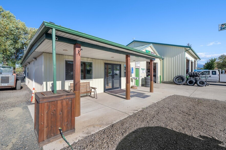 More Photos Of 402 N Pyfer St, Whitehall Office For Sale