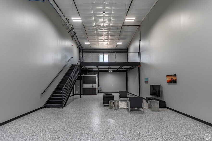 More Photos Of 7637 Fm 3009, Schertz Light Distribution For Sale