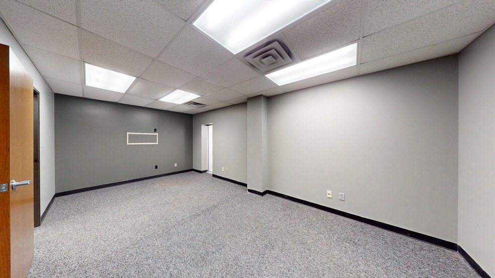 More Photos Of 2109 N Yellowood Ave, Broken Arrow Light Distribution For Lease