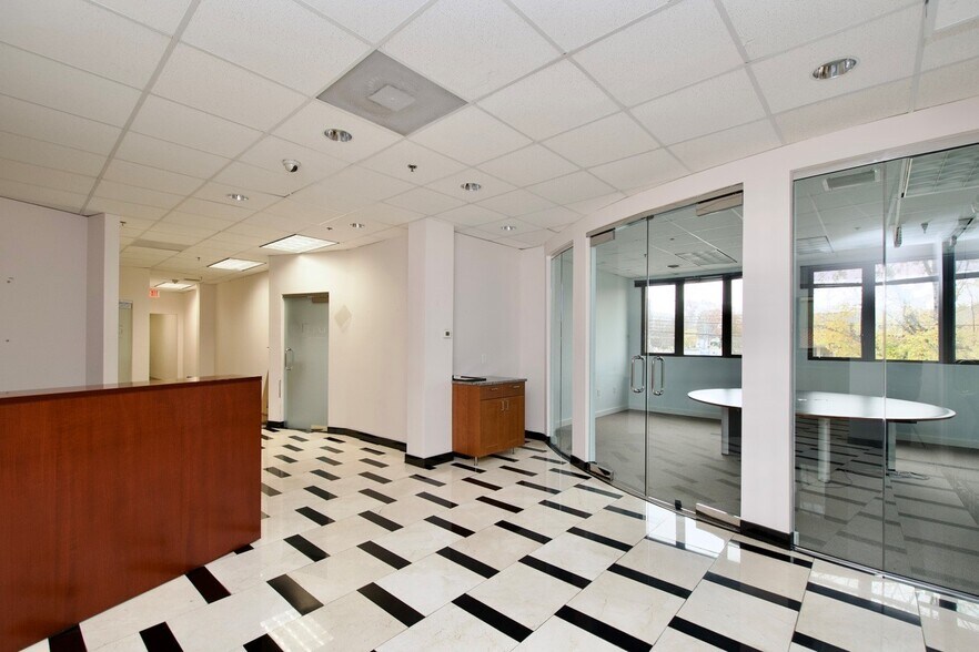 More Photos Of 1964 Gallows Rd, Vienna Office For Sale
